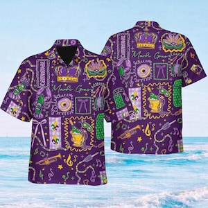 Peut inclure: Chemise violette à boutons avec un motif Mardi Gras vibrant. Le motif comprend des couronnes, des masques, des notes de musique et les mots "Carnaval" et "Mardi Gras". La chemise a des manches courtes et un col classique.