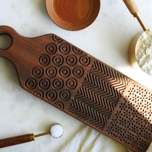 Tabla para amasar ñoquis, herramienta para hacer pasta, regalo para chef, regalo de cocina, regalo de inauguración de casa, regalo de boda, regalo para ella, regalo único, nogal