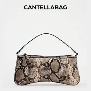 Puede incluir: Bolso de mano con estampado de piel de serpiente en tonos marrón, beige y negro. El bolso tiene forma curvada, cierre de cremallera y un asa. El texto "CANTELLABAG" se muestra en la parte superior.
