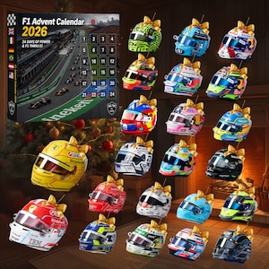 Pode incluir: Um calendário do Advento de F1 2026 com uma imagem de circuito e 24 quadrados numerados, acompanhado por 24 ornamentos de capacetes de corrida em miniatura, cada um com um laço dourado, exibindo várias cores de equipa, logótipos e marcas.