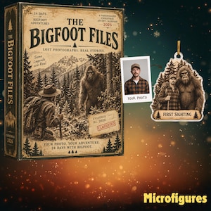 Peut inclure: Une boîte rectangulaire intitulée The Bigfoot Files, un calendrier de l'Avent de Noël 2026 personnalisé avec une illustration de forêt sépia, et une décoration suspendue assortie montrant une personne à côté d'un Bigfoot avec le texte First Sighting.
