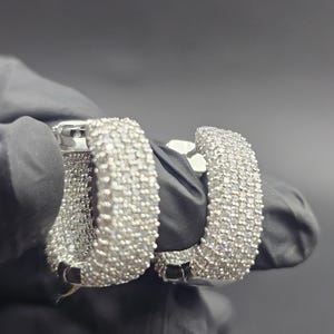 Tester-Pass Moissanite Iced Out Hoop Örhängen 14K Vitt Guldpläterade Helt Micro-Pavé Statement Hoops • Lyxiga Glittrande Smycken Present till Henne