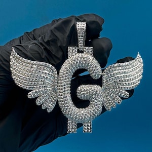 Pingente de moissanita com letra da sorte e asas, corte redondo 4ct, banhado a ouro branco 14k, prata esterlina 925