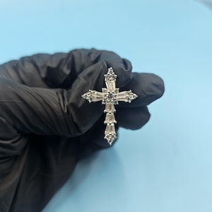 Baguette- och rundslipad äkta moissanithänge i 14 karat vitguld med finish och religiöst kors