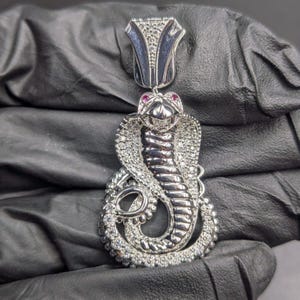 Colgante de hip hop con dije de serpiente cobra de moissanita bañado en oro blanco