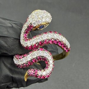 Anillo de cóctel con diseño de serpiente, rubí y moissanita, chapado en oro amarillo.
