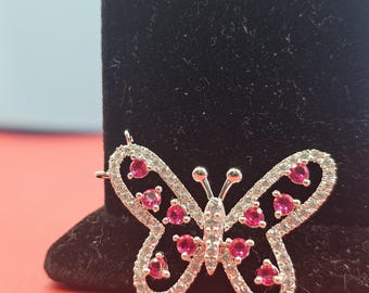 Collier avec pendentif papillon en rubis et moissanite finition or blanc 14 carats