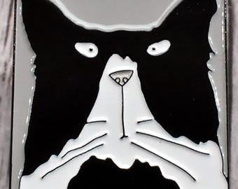 Pin de solapa esmaltado con forma de gato: un divertido regalo felino en blanco y negro para los amantes de los animales.