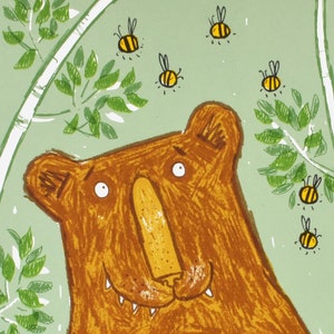 The Bear & The Bees Wall Art Print handgedruckter Siebdruck in limitierter Auflage, lustige Bären und Bienen-Wanddekoration, ungerahmt Bild 5