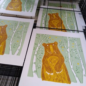 The Bear & The Bees Wall Art Print handgedruckter Siebdruck in limitierter Auflage, lustige Bären und Bienen-Wanddekoration, ungerahmt Bild 9