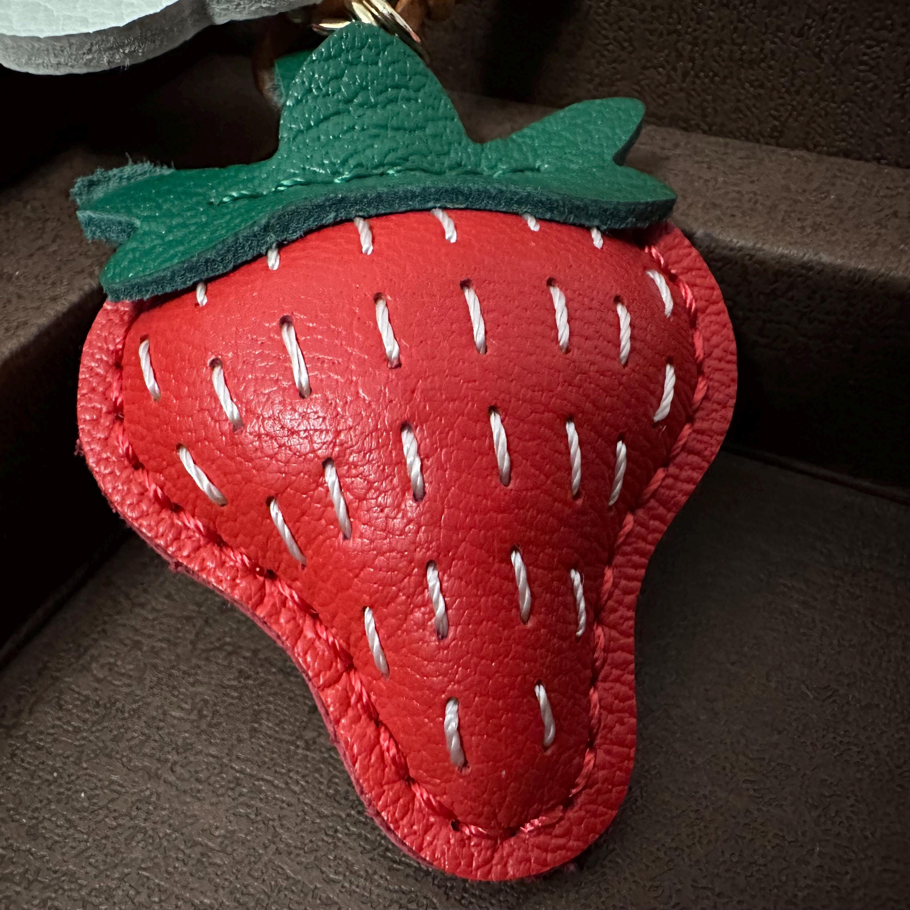 ハンドメイドのヤギ革製ストロベリーバッグチャーム、財布チャーム