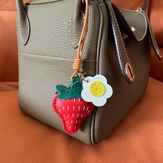 ハンドメイドのヤギ革製ストロベリーバッグチャーム、財布チャーム