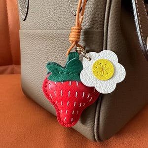 Erdbeer Leder Charm, Handgefertigte Ziegenleder Erdbeere mit Blumen Taschenanhänger, Geldbörsenanhänger und Handtaschenanhänger, Handgemachtes Ledergeschenk