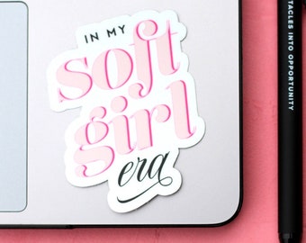 Soft Girl Era 女性用スイートピンクステッカー、かわいいエンパワーメント防水ステッカー、ポジティブな肯定のギフトアイデア、彼女への誕生日ギフトアイデア