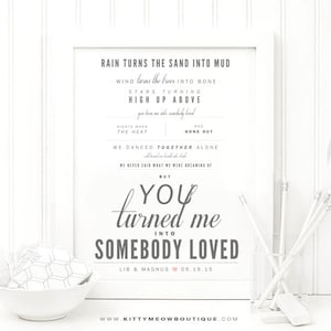 Regalo de boda para él, regalo de boda para ella, regalo de aniversario de papel, regalo del día de San Valentín - Letras de la canción - The Weepies "Somebody Loved