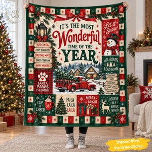 Könnte beinhalten: Eine rechteckige Wohndecke mit festlichem Weihnachtsmotiv, einem roten Lastwagen, einem Schneemann, einem geschmückten Baum und Texten wie It's The Most Wonderful Time Of The Year, Let It Snow, Santa Paws Is Coming und weiteren Festtagsphrasen.