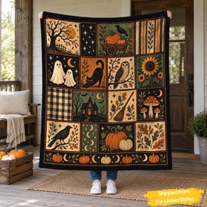 Peut inclure: Un plaid rectangulaire orné d'une grille d'illustrations sur le thème d'Halloween, incluant des fantômes, un chat noir, un hibou, des citrouilles, un corbeau, une maison hantée, des champignons et un balai, dans des tons automnaux sombres.