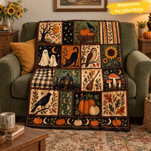 Puede incluir: Una manta rectangular con una cuadrícula de ilustraciones que incluye fantasmas, un gato negro, un búho, una escoba, calabazas, setas, un cuervo, una casa, girasoles y hojas de otoño en una paleta de colores naranja, negro, verde y crema.