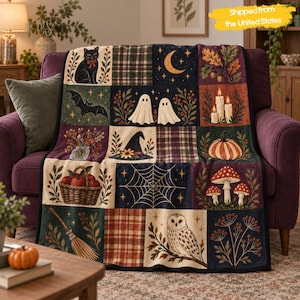 Peut inclure: Un plaid rectangulaire au motif patchwork composé de divers éléments d'automne et d'Halloween, notamment un chat noir, des fantômes, une citrouille, des champignons, un hibou, une toile d'araignée, un chapeau de sorcière, des bougies et un balai.