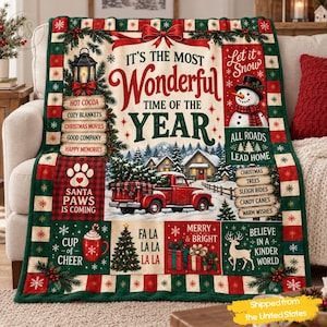 Puede incluir: Una manta rectangular con temática navideña que muestra un camión rojo, un muñeco de nieve, un reno y un árbol decorado. El texto dice: It's the most wonderful time of the year, Let it snow, All roads lead home, Santa paws is coming, Cup of cheer, Fa la la la la, Merry & bright y Believe in a kinder world.