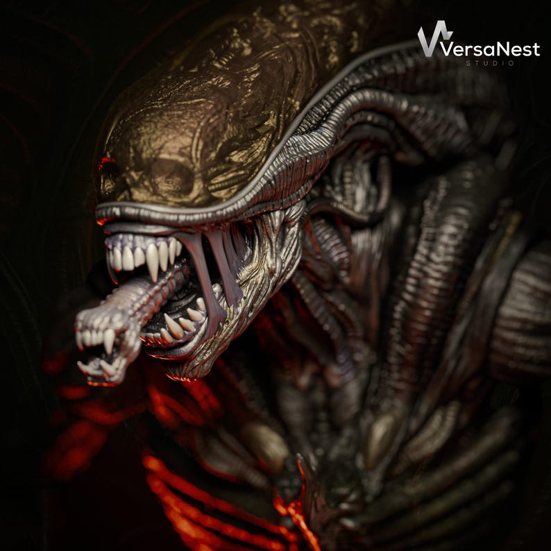 Puede incluir: Primer plano detallado de una criatura Alien con un exoesqueleto met&aacute;lico texturizado. La cabeza de la criatura presenta una estructura similar a un cr&aacute;neo, dientes afilados y una boca interna prominente. La paleta de colores incluye tonos dorados, plateados y grises oscuros.