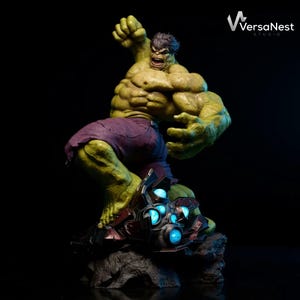 Könnte beinhalten: Detaillierte grüne Hulk-Statue in dynamischer Pose, mit lila Hose und grimmigem Gesichtsausdruck. Die Statue weist eine komplizierte Muskeldefinition auf und ist vor schwarzem Hintergrund platziert. Der Sockel enthält ein metallisches und blau beleuchtetes Element.