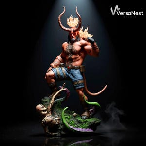 Puede incluir: Figura detallada de un demonio musculoso de piel roja con cuernos y llamas. La figura lleva pantalones cortos vaqueros azules y un cinturón, de pie sobre una base con un esqueleto y vegetación verde. El logotipo de VersaNest Studio está en la esquina superior derecha.