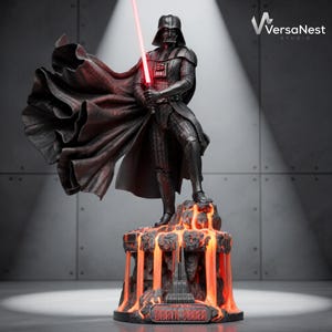 Könnte beinhalten: Eine Darth Vader-Figur, die auf einem Sockel steht, der an geschmolzene Lava erinnert. Die Figur trägt einen schwarzen Anzug und Umhang und hält ein leuchtendes rotes Lichtschwert. Der Sockel zeigt orangefarbene Lavaströme und eine Plakette mit dem Text Darth Vader. VersaNest Studio Logo.