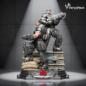 以下が含まれることがあります： 重火器を装備したGears of Warの2人の装甲兵士（1人は立ち、1人は膝をついている）を精巧に再現したコレクターズスタチュー。台座には土嚢、石段、Gears of Warのロゴ入りプレートが配置されている。