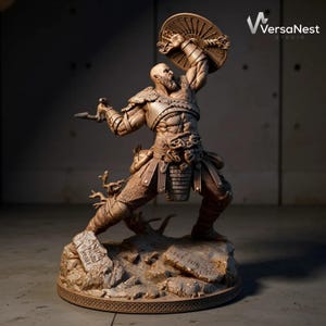 Puede incluir: Escultura detallada de un guerrero en pose dinámica, sosteniendo un escudo y una espada. La figura está vestida con armadura y se encuentra sobre una base rocosa con inscripciones talladas. La escultura es en tonos marrones y beige, con detalles intrincados.