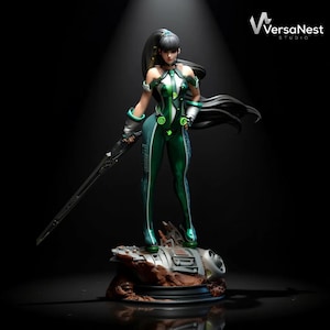 Könnte beinhalten: Detaillierte Figur einer weiblichen Figur in einem futuristischen grünen und weißen Body, die ein Schwert hält. Die Figur steht auf einem detaillierten Sockel. Das VersaNest Studio-Logo ist oben rechts sichtbar.