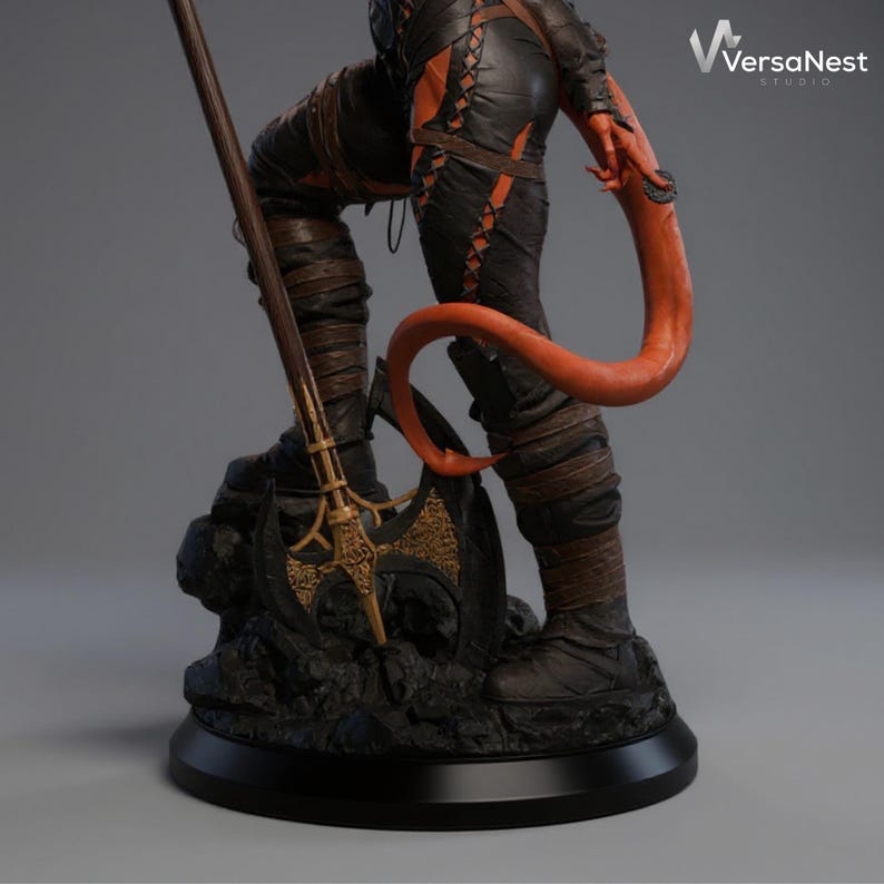 Puede incluir: Estatua detallada de una figura de fantas&iacute;a con piel roja, ropa negra similar al cuero y una larga cola naranja. La figura sostiene un arma con una hoja dorada y se encuentra sobre una base negra. El logotipo de VersaNest Studio es visible.