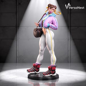 Puede incluir: Una figura coleccionable de un personaje con cabello castaño en moños, vistiendo una chaqueta morada clara, leggings blancos con rayas amarillas y zapatillas altas rojas y negras. El personaje sostiene una bolsa de deporte marrón y hace una burbuja.
