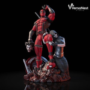 Puede incluir: Estatua detallada que presenta al personaje de Marvel, Deadpool, en una pose dinámica, sosteniendo una cabeza cortada. La figura es predominantemente roja con detalles en negro, de pie sobre una base texturizada con otros elementos de personajes. El logotipo de VersaNest Studio es visible.
