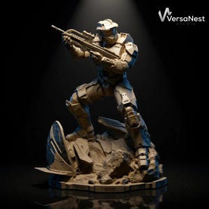 以下が含まれることがあります： ライフルを構えた、戦闘服姿の未来的な兵士のベージュ色のフィギュア。未来的なデザインの岩場に立っています。VersaNest Studioのロゴが右上隅にあります。