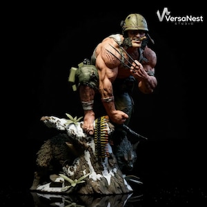 Peut inclure: Figurine détaillée d'un personnage musclé portant un casque militaire, tenant des griffes et un cigare. La figurine est posée sur une base rocheuse avec un ours et une ceinture de munitions. Le logo VersaNest Studio est visible.