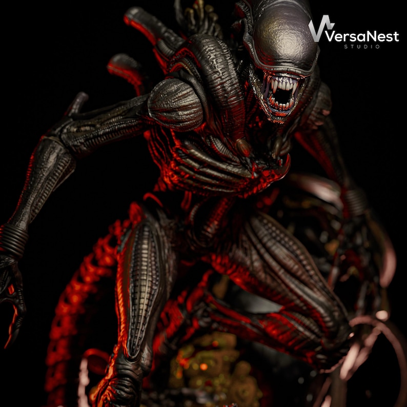 Puede incluir: Una figura detallada y oscura de Alien en una pose amenazante con la boca abierta. La figura tiene una apariencia texturizada y met&aacute;lica, con dientes visibles y una cabeza elegante y alargada. El fondo es oscuro, con iluminaci&oacute;n roja que a&ntilde;ade al efecto dram&aacute;tico. El logo de VersaNest Studio es visible.