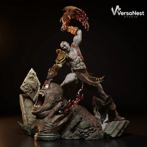 以下が含まれることがあります： 筋肉質な戦士が、武器を振りかざして怪物を攻撃している様子を描いた、詳細な像。戦士は金色の鎧を身につけ、赤い模様がある。基部は岩場の地形と暗い背景。