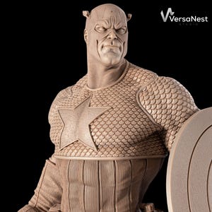 K&ouml;nnte beinhalten: Beigefarbene Skulptur von Captain America, mit einem Stern auf der Brust und einem Schild. Die Figur hat schuppenartige R&uuml;stung und einen strengen Ausdruck. Das VersaNest Studio-Logo ist oben rechts sichtbar.