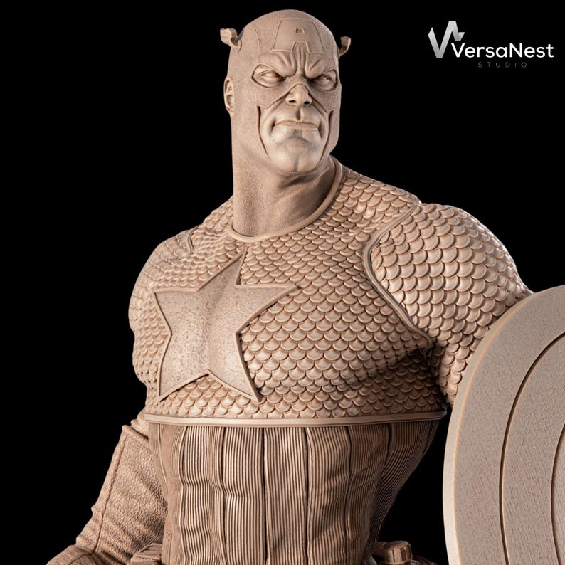K&ouml;nnte beinhalten: Beigefarbene Skulptur von Captain America, mit einem Stern auf der Brust und einem Schild. Die Figur hat schuppenartige R&uuml;stung und einen strengen Ausdruck. Das VersaNest Studio-Logo ist oben rechts sichtbar.