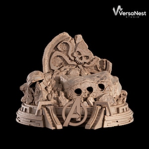 K&ouml;nnte beinhalten: Beigefarbene 3D-Druck-Skulptur mit dem Avengers-Logo. Die Skulptur hat ein felsiges, strukturiertes Aussehen mit Sch&auml;del- und Helmdetails. Der Sockel hat ein Stufendesign, vor schwarzem Hintergrund.