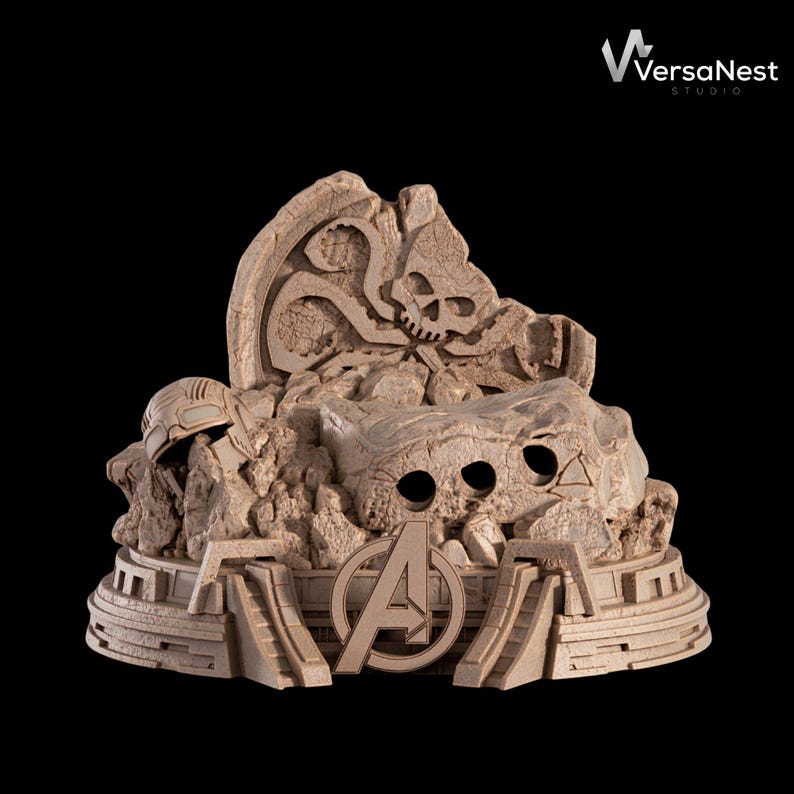 K&ouml;nnte beinhalten: Beigefarbene 3D-Druck-Skulptur mit dem Avengers-Logo. Die Skulptur hat ein felsiges, strukturiertes Aussehen mit Sch&auml;del- und Helmdetails. Der Sockel hat ein Stufendesign, vor schwarzem Hintergrund.