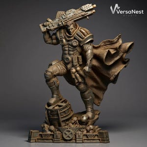 Könnte beinhalten: Detaillierte Statue einer muskulösen Figur in futuristischer Kleidung, die eine große Waffe über der Schulter hält. Die Figur steht auf einem Sockel mit dem X-Men-Logo. Die Statue ist hauptsächlich bronzefarben mit aufwendigen Details.