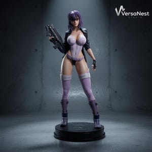 Può includere: Una statuetta da collezione di un personaggio con capelli corti viola, che indossa un body viola chiaro, una giacca nera e stivali alti fino alla coscia. La figura tiene un'arma da fuoco nera nella mano destra e poggia su una base circolare nera. Logo VersaNest Studio.