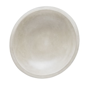 Pu&ograve; includere: Una grande ciotola rotonda in cemento bianco. La ciotola &egrave; liscia e ha una superficie leggermente strutturata.