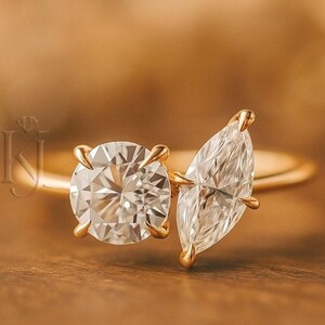 Anel de noivado Toi et Moi de moissanita redondo e marquise | Anel de compromisso com duas pedras em ouro 14K | Anel You and Me para ela | Presente de noiva
