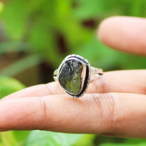 Roher Moldavit Ring | Natürlicher Grüner Tektit Stein in Sterling Silber | Handgemachte Statement Ring | Meteorit Schmuck | Heilstein-Ring