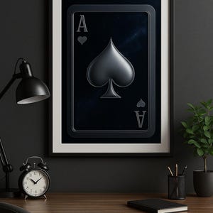 Arte mural de lujo con el As de Picas: póster imprimible de cartas doradas y oscuras. Decoración elegante con naipes. Impresión moderna para sala de póker.