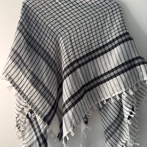 Bufanda tejida a cuadros blancos y negros, chal con borde de borlas, accesorio de moda ligero