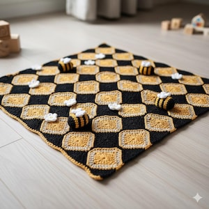 Pode incluir: Um cobertor de crochê quadrado feito à mão com um padrão xadrez preto e amarelo. O cobertor é adornado com pequenas abelhas recheadas e detalhes de flores brancas. O cobertor é provavelmente para um bebê ou criança.